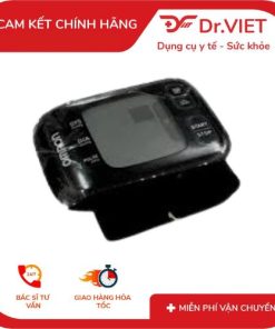 Máy đo huyết áp cổ tay điện tử Omron HEM-6232T – Giải pháp theo dõi huyết áp thông minh, tiện lợi Trong cuộc sống hiện đại, việc theo dõi huyết áp thường xuyên là vô cùng quan trọng để phòng ngừa và kiểm soát các bệnh lý tim mạch. Với máy đo huyết áp cổ tay điện tử Omron HEM-6232T chính hãng, người dùng có thể dễ dàng kiểm tra sức khỏe tại nhà, đảm bảo an tâm cho bản thân và gia đình. Đây là một trong những máy đo huyết áp Omron được tin dùng nhất hiện nay, đạt chuẩn quốc tế về độ chính xác. Máy đo huyết áp cổ tay điện tử Omron HEM-6232T Thông tin sản phẩm Máy đo huyết áp cổ tay Omron HEM-6232T Xuất xứ thương hiệu: Nhật Bản – Omron là thương hiệu thiết bị y tế gia đình hàng đầu thế giới, nổi tiếng với các sản phẩm máy đo huyết áp, máy massage và thiết bị hỗ trợ sức khỏe. Sản xuất tại: Việt Nam – Dây chuyền sản xuất hiện đại, tuân thủ tiêu chuẩn chất lượng nghiêm ngặt của Omron Nhật Bản, đảm bảo độ chính xác và độ bền cao. Bảo hành chính hãng: 5 năm – Cam kết bảo hành toàn quốc, hỗ trợ đổi/trả theo chính sách của Omron Việt Nam, giúp khách hàng hoàn toàn yên tâm khi sử dụng Máy đo huyết áp cổ tay Omron HEM-6232T thiết kế nhỏ gọn – Đồng hành mọi lúc, mọi nơi Máy đo huyết áp Omron HEM-6232T được thiết kế hiện đại, mỏng và nhẹ, chỉ khoảng 88g (chưa tính pin), dễ dàng mang theo khi đi công tác hay du lịch. Vòng quấn cổ tay linh hoạt, phù hợp cho chu vi từ 13,5 – 21,5 cm, giúp nhiều đối tượng có thể sử dụng. Màn hình LCD hiển thị rõ ràng, nút bấm đơn giản, tiện lợi cho cả người cao tuổi. Đây là một điểm mạnh giúp HEM-6232T trở thành máy đo huyết áp gia đình phổ biến tại Việt Nam. Công nghệ hiện đại – Đo chính xác và đáng tin cậy Máy đo huyết áp cổ tay Omron HEM-6232T được trang bị nhiều công nghệ tiên tiến: Hướng dẫn quấn vòng bít đúng cách (Cuff Wrapping Guide) giúp giảm sai số. Phát hiện cử động cơ thể trong khi đo, nhắc nhở người dùng giữ yên để có kết quả chuẩn xác. Cảnh báo huyết áp cao buổi sáng – thời điểm dễ xuất hiện các biến chứng tim mạch nguy hiểm. Phát hiện nhịp tim không đều, hỗ trợ theo dõi sức khỏe tim mạch toàn diện. Tự động tính trung bình 2–3 lần đo trong vòng 10 phút, đảm bảo kết quả đáng tin cậy. Với những tính năng này, HEM-6232T được coi là máy đo huyết áp cổ tay cao cấp trong phân khúc gia đình. Máy đo huyết áp cổ tay điện tử Omron HEM-6232T Kết nối thông minh với điện thoại - Máy đo huyết áp cổ tay Omron HEM-6232T Omron HEM-6232T hỗ trợ Bluetooth, cho phép kết nối trực tiếp với ứng dụng OMRON Connect trên điện thoại. Nhờ vậy, người dùng có thể: Lưu trữ dữ liệu đo huyết áp dài hạn. Theo dõi xu hướng huyết áp bằng biểu đồ. Chia sẻ kết quả dễ dàng cho bác sĩ hoặc người thân. Đây là điểm cộng lớn khiến HEM-6232T được đánh giá là máy đo huyết áp Bluetooth thông minh đáng mua nhất. Bộ nhớ lớn – Phù hợp cho gia đình Một ưu điểm khác của máy đo huyết áp điện tử Omron HEM-6232T là khả năng lưu trữ 100 kết quả đo cho mỗi người dùng, hỗ trợ 2 người dùng. Điều này giúp sản phẩm trở thành giải pháp lý tưởng cho gia đình, đặc biệt với những nhà có nhiều thành viên cần kiểm soát huyết áp thường xuyên. Thông số kỹ thuật Phương pháp đo: Oscillometric Nhịp tim: 40–180 nhịp/phút Bộ nhớ: 100 kết quả × 2 người dùng Nguồn: 2 pin AAA (khoảng 300 lần đo/pin mới) Kích thước & trọng lượng Kích thước thực tế máy: 9 × 7 × 2 cm Trọng lượng thực tế máy: 88g (chưa pin) Kích thước đóng gói (máy, hộp, phụ kiện, lớp bảo vệ): 12 × 9 × 5 cm Trọng lượng đóng gói: 500g Máy đo huyết áp cổ tay điện tử Omron HEM-6232T Hướng dẫn sử dụng Máy đo huyết áp cổ tay Omron HEM-6232T Chuẩn bị trước khi đo Nghỉ ngơi tối thiểu 5 phút trước khi đo. Không uống cà phê, rượu, hút thuốc hoặc vận động mạnh trong vòng 30 phút. Ngồi thẳng, thả lỏng cơ thể, hai chân đặt trên sàn, không vắt chéo. Quấn vòng bít Quấn vòng bít vào cổ tay trần (không mặc áo dày). Đảm bảo vòng bít vừa vặn, không quá chặt hoặc lỏng. Đặt cổ tay ngang tim để đảm bảo kết quả chính xác. Máy đo huyết áp cổ tay điện tử Omron HEM-6232T Tiến hành đo Nhấn nút Start/Stop để khởi động. Giữ yên cánh tay, không nói chuyện hoặc di chuyển trong khi máy đo. Máy sẽ tự động bơm hơi và hiển thị kết quả. Đọc kết quả Màn hình hiển thị rõ ràng 3 thông số: SYS (tâm thu), DIA (tâm trương), Pulse (nhịp tim). Nếu có biểu tượng cảnh báo (nhịp tim không đều, cử động, huyết áp cao), nên đo lại để xác minh. Lưu & đồng bộ dữ liệu Kết quả sẽ được lưu tự động vào bộ nhớ của máy. Nếu kết nối Bluetooth, dữ liệu sẽ đồng bộ lên ứng dụng OMRON Connect để tiện theo dõi dài hạn. Đối tượng sử dụng phù hợp Máy đo huyết áp cổ tay điện tử Omron HEM-6232T được thiết kế dành cho nhiều nhóm người dùng khác nhau, đặc biệt: Người trung niên và cao tuổi: Đây là nhóm có nguy cơ cao mắc các bệnh lý tim mạch, cao huyết áp. Việc theo dõi huyết áp thường xuyên giúp phát hiện sớm và phòng ngừa biến chứng. Người bệnh tim mạch, cao huyết áp, rối loạn nhịp tim: Cần kiểm tra huyết áp tại nhà mỗi ngày để điều chỉnh chế độ ăn uống, tập luyện hoặc dùng thuốc theo chỉ định bác sĩ. Người bận rộn, dân văn phòng: Thiết kế nhỏ gọn, tiện lợi mang theo, phù hợp với người thường xuyên đi công tác hoặc có lối sống bận rộn. Gia đình có nhiều thành viên: Với bộ nhớ lưu trữ cho 2 người dùng và đến 100 kết quả mỗi người, sản phẩm rất tiện lợi cho gia đình nhiều người cần theo dõi huyết áp. Người quan tâm sức khỏe và phòng bệnh: Ngay cả những người chưa có vấn đề tim mạch cũng nên chủ động theo dõi huyết áp để kiểm soát sức khỏe định kỳ, đặc biệt trong bối cảnh áp lực cuộc sống và công việc ngày càng cao Máy đo huyết áp cổ tay điện tử Omron HEM-6232T Lời khuyên khi sử dụng - Đo vào cùng một thời điểm trong ngày (sáng hoặc tối). - Thực hiện đo từ 2–3 lần, mỗi lần cách nhau 1–2 phút, lấy giá trị trung bình. - Thay pin khi máy báo yếu để đảm bảo kết quả ổn định. - Bảo quản máy ở nơi khô ráo, thoáng mát, tránh ánh nắng trực tiếp. Giá bán 🔹 Giá niêm yết: 3tr264k 🔹 Giá khuyến mãi: 1tr799k Hỗ trợ khách hàng Giao hàng toàn quốc Kiểm tra hàng trước khi thanh toán Hướng dẫn sử dụng chi tiết Website: https://dungcuykhoadrviet.com/ Fanpage: facebook.com/dungcuytedrviet Youtube: @dungcuykhoadrviet Instagram: @ykhoa_drviet Twitter: @YKHOADRVIET Xem thêm tại: https://youtu.be/reI9AMXW8FU?si=-tzkzmPDeE_ZXExb Liên hệ ngay: 0862.199.787 (Hotline/Zalo) để được tư vấn & đặt hàng nhanh nhất! Địa chỉ: 530/24 Nguyễn Thị Đặng, KP.33, P. Tân Thới Hiêp, TP. HCM Máy đo huyết áp cổ tay điện tử Omron HEM-6232T chính hãng là lựa chọn hoàn hảo cho gia đình hiện đại, giúp kiểm soát sức khỏe tim mạch một cách khoa học, an toàn và tiện lợi. Với thiết kế nhỏ gọn, tính năng thông minh và độ chính xác cao, đây là thiết bị y tế gia đình không thể thiếu. #MayDoHuyetAp #MayDoHuyetApCoTay #MayDoHuyetApDienTu #MayDoHuyetApOmron #MayDoHuyetApOmronChinhHang #OmronHEM6232T #MayDoHuyetApOmronBluetooth #MayDoHuyetApCoTayBluetooth #MayDoHuyetApBluetoothThongMinh #MayDoHuyetApBluetoothGiaDinh #MayDoHuyetApKetNoiBluetooth #MayDoHuyetApDongBoDuLieu #MayDoHuyetApTheoDoiSucKhoe #MayDoHuyetApChinhXac #MayDoHuyetApCoTayCaoCap #MayDoHuyetApNhoGonTienLoi #MayDoHuyetApPhatHienNhipTimKhongDeu #MayDoHuyetApCanhBaoHuyetApCaoBuoiSang #MayDoHuyetApCoGuideQuonVongBit #MayDoHuyetApTinhTuTrungBinh #MayDoHuyetApLuuKetQua100Lan #MayDoHuyetAp2NguoiSuDung #MayDoHuyetApKetQuaTrucTiepManHinh #MayDoHuyetApGiaDinh #MayDoHuyetApNguoiGia #MayDoHuyetApBenhNhanTimMach #MayDoHuyetApDungSucKhoeHangNgay #MayDoHuyetApNhatBan #ThietBiYTeOmron #MayDoHuyetApCoGiayBaoHanh #MayDoHuyetApOmronNhatBan #MayDoHuyetApOmronChatLuongCao #MayDoHuyetApOmronSieuMong #DrVietQuan12 #DrVietTanThoiHiep #DrVietTPHCM #YkhoaQuan12 #DungCuYkhoaQuan12 #MayMassageQuan12 #OmronQuan12 #DrVietSaiGon #YkhoaSaiGon #OmronSaiGon #MayMassageSaiGon #CuaHangYTeQuan12 #ThietBiYkhoaQuan12 #DrVietGanToi #DrVietUyTinSaiGon #DrVietBanHangToanQuoc #DrVietChinhHang #DrVietGiaTot #DrVietUyTin #DrVietGiaoHangNhanh #DrVietHoTroTuVan #ThietBiYkhoaSaiGon #DungCuYTeSaiGon #MayDoHuyetApOmronQuan12 #MayDoHuyetApOmronSaiGon #CuaHangDrViet #DrVietOnline #DrVietGiaSi #DrVietSanPhamOmron #DrVietUyTinTPHCM #DrVietCamKetChinhHang #CaoHuyetAp #TangHuyetAp #NguadongMachNao #Nguadotquy #PhongChongDotQuy #PhatHienRungNhi #TheoDoiHuyetApHangNgay #DoHuyetApChinhXac #TheoDoiSucKhoeGiaDinh #TheoDoiTimMach #MayDoHuyetApBapTay #MayDoHuyetApBapTayOmron #MayDoHuyetApBapTayOmronHEM6232T #MayDoHuyetApBluetoothGiaRe #MayDoHuyetApBluetoothGiaTot #MayDoHuyetApBluetoothGiaReHCM #MayDoHuyetApBluetoothGiaTotHCM #MayDoHuyetApBluetoothGiaReQuan12 #MayDoHuyetApBluetoothGiaTotQuan12 #MayDoHuyetApBluetoothGiaTotNhatQuan12 #MayDoHuyetApBluetoothGiaReNhatQuan12 #MayDoHuyetApBluetoothGiaReNhatHCM #MayDoHuyetApBluetoothGiaTotNhatHCM #MayDoHuyetApOmronHEM6232TGiaRe #MayDoHuyetApOmronHEM6232TGiaTot #MayDoHuyetApChoNguoiGiaGiaTot #MayDoHuyetApGiaDinhGiaRe #MayDoHuyetApPhatHienNhipTimKhongDeuGiaTotNhatHCM #MayDoHuyetApPhongChongDotQuyGiaTotQuan12 #MayDoHuyetApBapTayOmronGiaReNhatHCM Máy đo huyết áp cổ tay điện tử Omron HEM-6232T